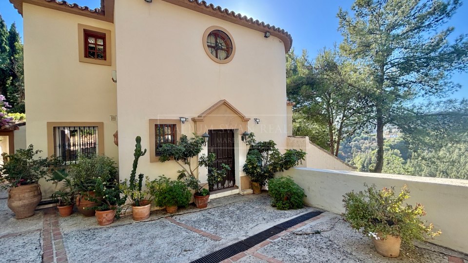 Benahavis, Charming andalusian style villa for sale in El Madroñal