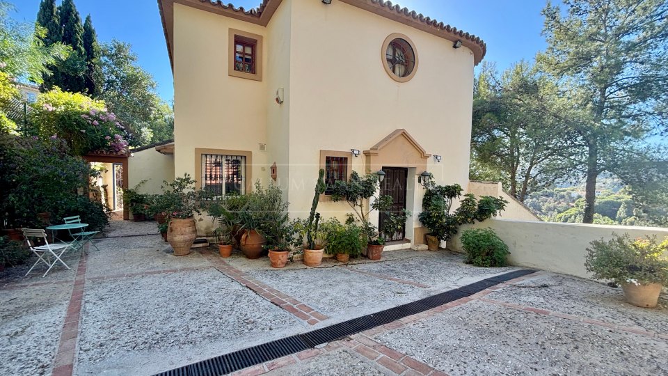 Benahavis, Charming andalusian style villa for sale in El Madroñal