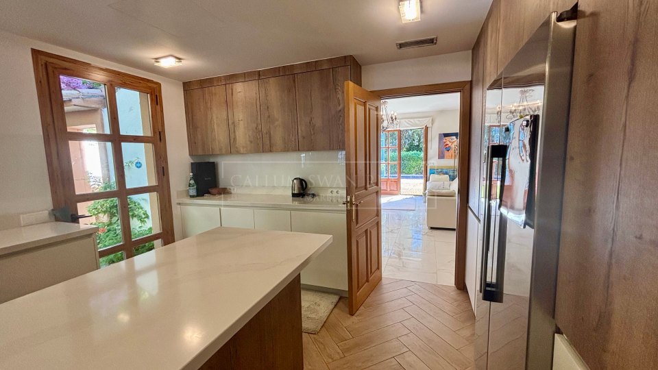 Benahavis, Charming andalusian style villa for sale in El Madroñal