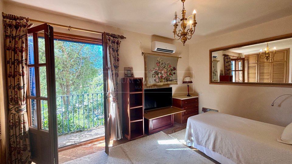 Benahavis, Charming andalusian style villa for sale in El Madroñal