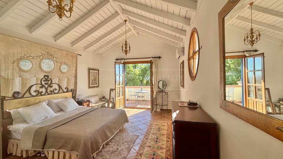 Benahavis, Charming andalusian style villa for sale in El Madroñal