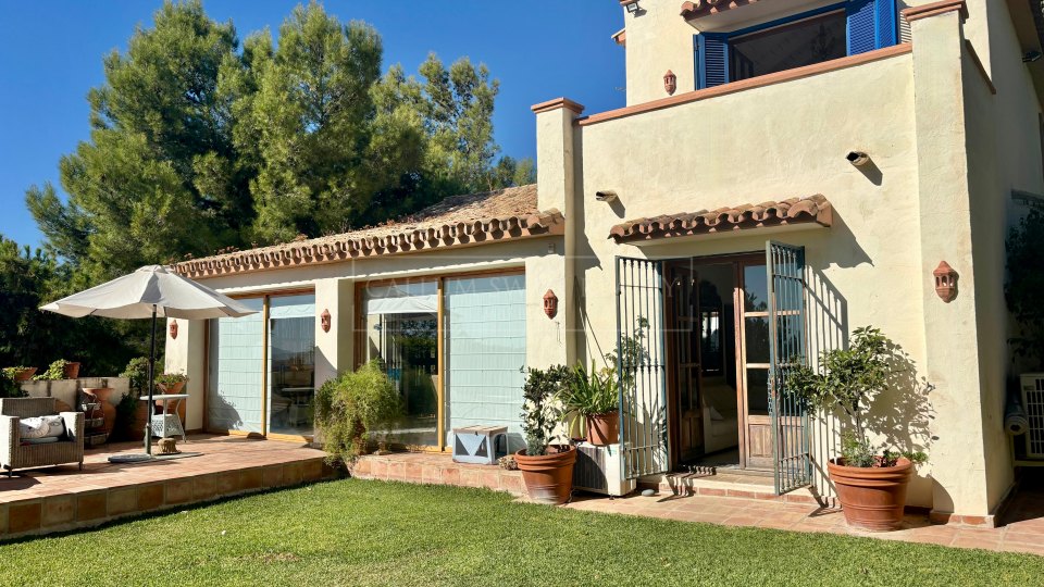Benahavis, Charming andalusian style villa for sale in El Madroñal