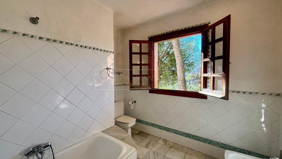 Benahavis, Charming andalusian style villa for sale in El Madroñal