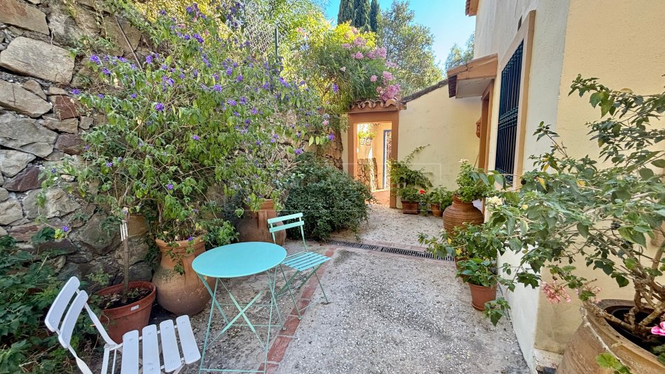 Benahavis, Charming andalusian style villa for sale in El Madroñal