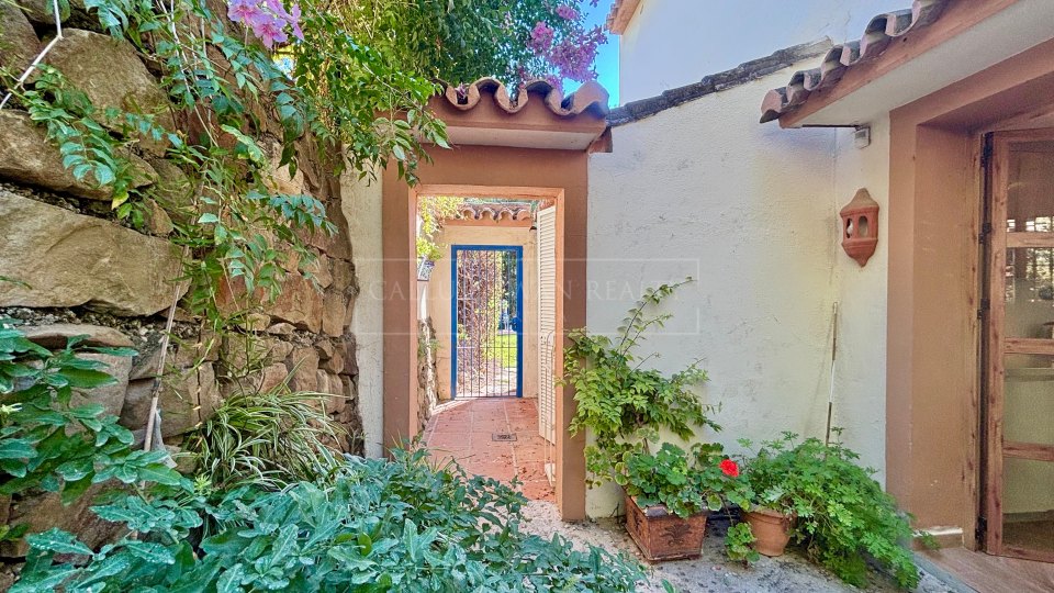 Benahavis, Charming andalusian style villa for sale in El Madroñal