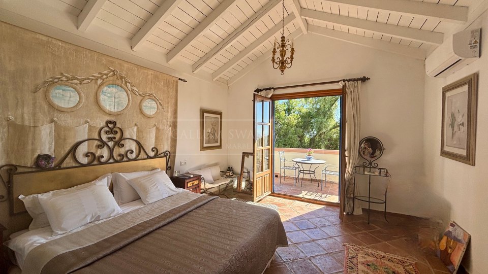 Benahavis, Charming andalusian style villa for sale in El Madroñal