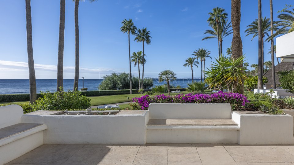 Estepona, Appartement rénové en bord de mer à vendre à Alcazaba Beach, Estepona