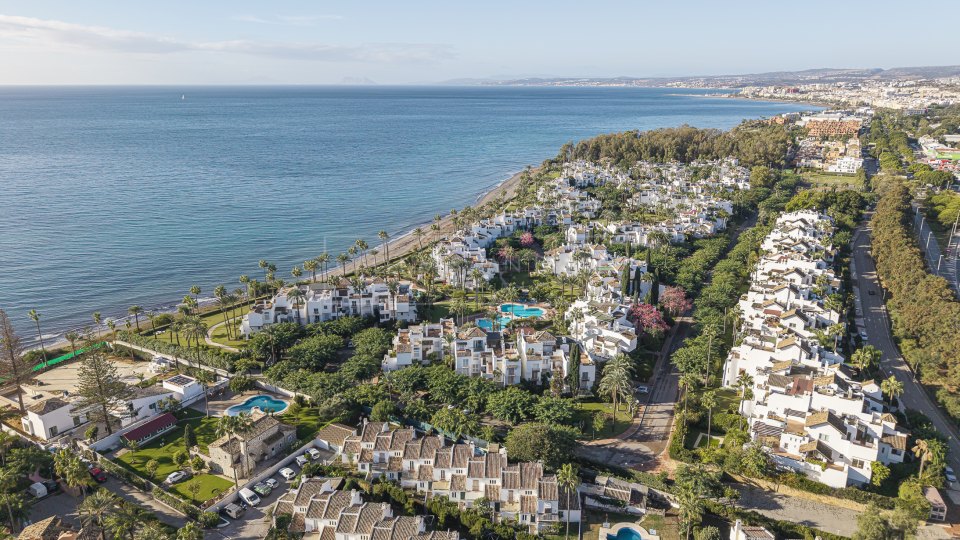 Estepona, Appartement rénové en bord de mer à vendre à Alcazaba Beach, Estepona