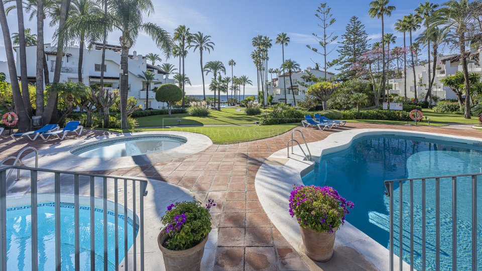 Estepona, Appartement rénové en bord de mer à vendre à Alcazaba Beach, Estepona
