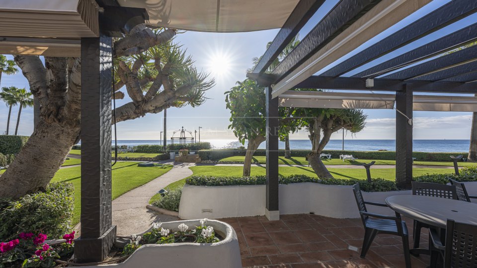 Estepona, Appartement rénové en bord de mer à vendre à Alcazaba Beach, Estepona