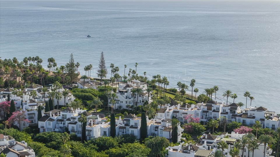 Estepona, Appartement rénové en bord de mer à vendre à Alcazaba Beach, Estepona