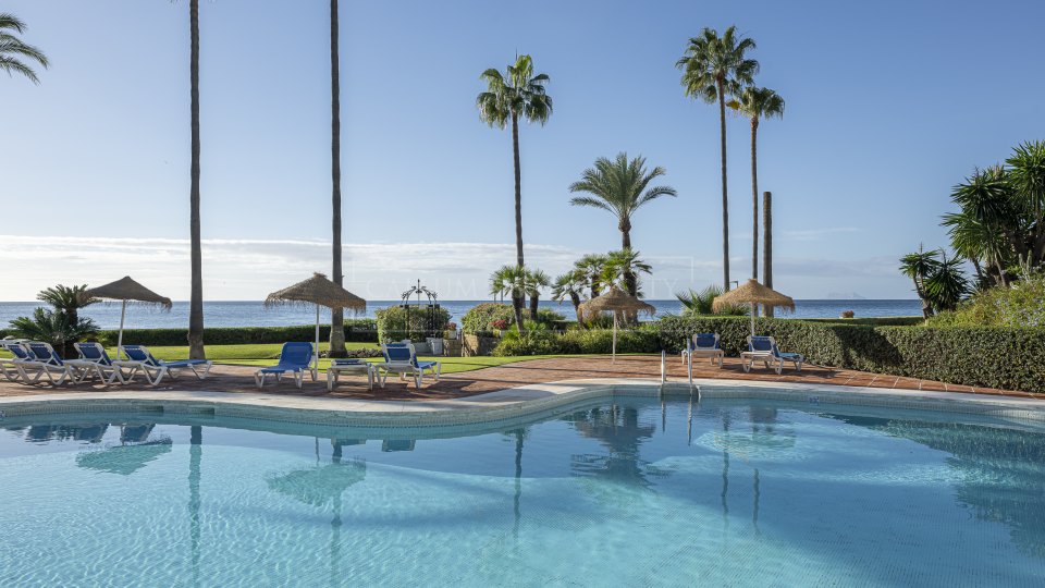Estepona, Appartement rénové en bord de mer à vendre à Alcazaba Beach, Estepona