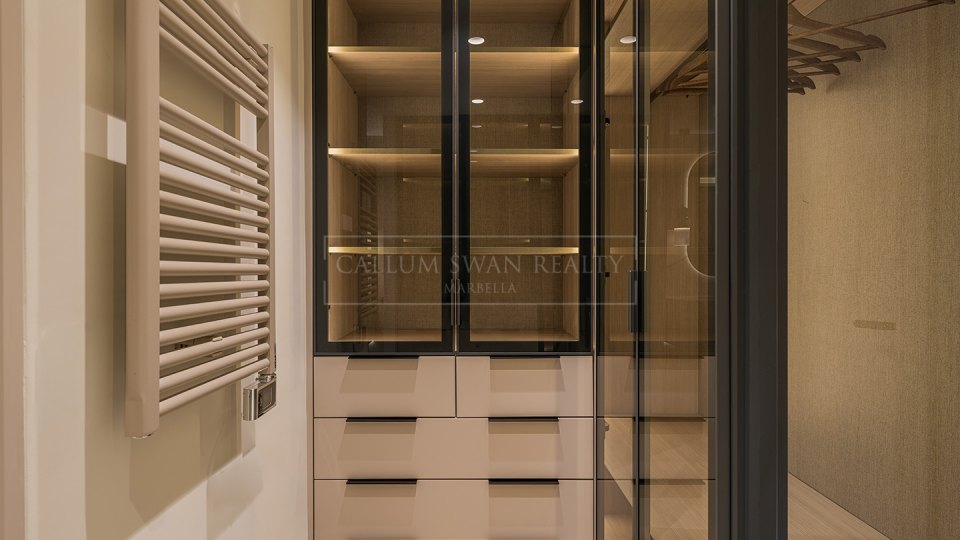 Estepona, Appartement rénové en bord de mer à vendre à Alcazaba Beach, Estepona