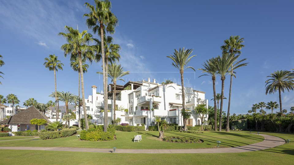 Estepona, Appartement rénové en bord de mer à vendre à Alcazaba Beach, Estepona