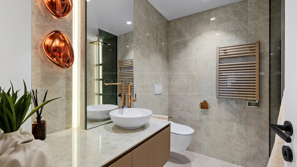 Estepona, Appartement rénové en bord de mer à vendre à Alcazaba Beach, Estepona