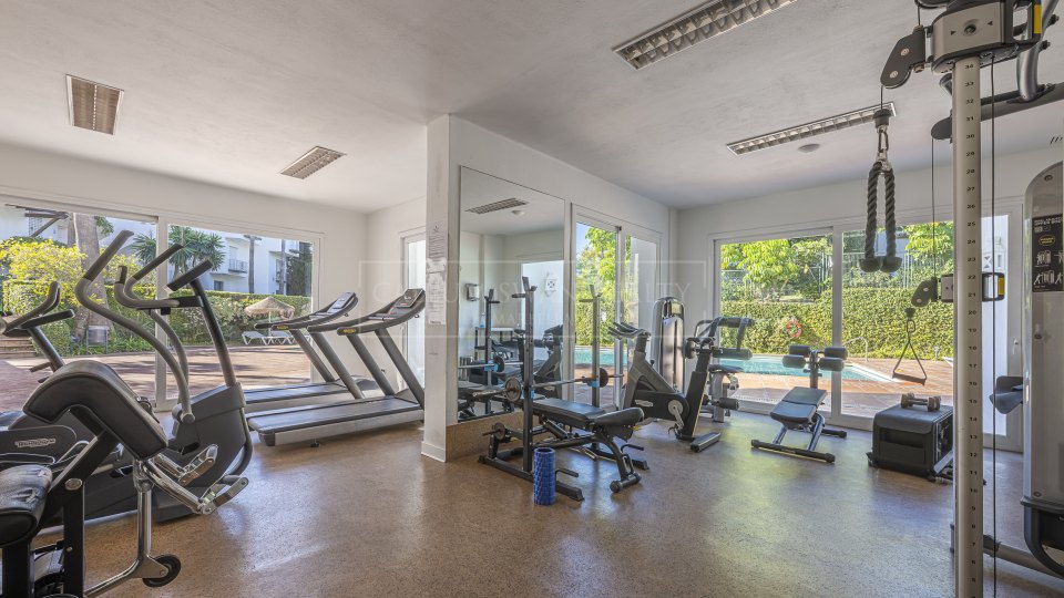 Estepona, Appartement rénové en bord de mer à vendre à Alcazaba Beach, Estepona