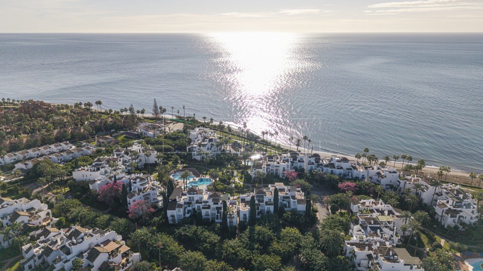 Estepona, Appartement rénové en bord de mer à vendre à Alcazaba Beach, Estepona