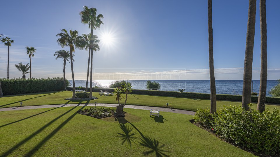 Estepona, Appartement rénové en bord de mer à vendre à Alcazaba Beach, Estepona