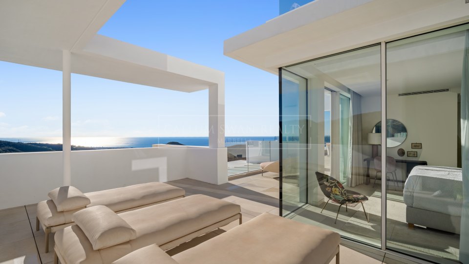 Ojen, Penthouse duplex trois chambres à vendre à Ojén avec vue sur la mer et piscine sur le toit