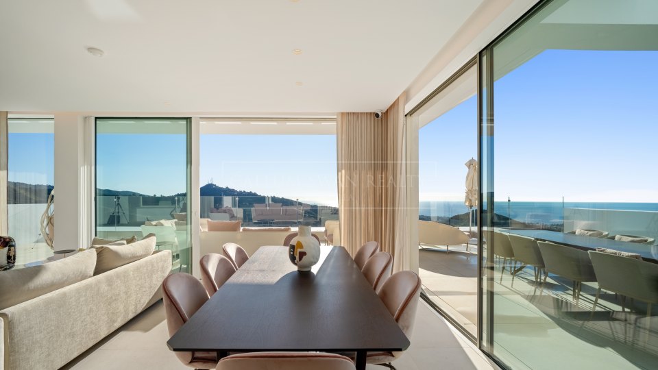 Ojen, Penthouse duplex trois chambres à vendre à Ojén avec vue sur la mer et piscine sur le toit