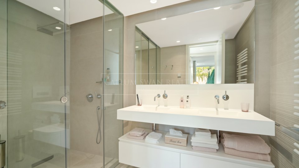 Ojen, Penthouse duplex trois chambres à vendre à Ojén avec vue sur la mer et piscine sur le toit