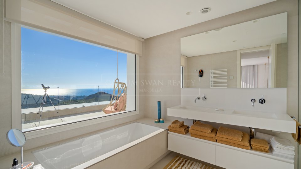 Ojen, Penthouse duplex trois chambres à vendre à Ojén avec vue sur la mer et piscine sur le toit