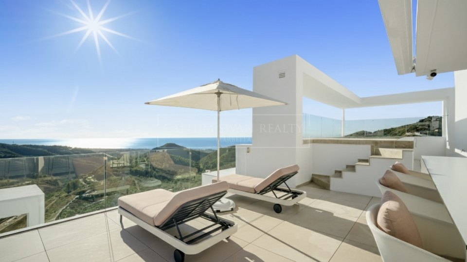 Ojen, Penthouse duplex trois chambres à vendre à Ojén avec vue sur la mer et piscine sur le toit