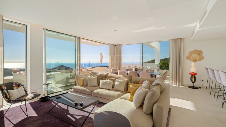 Ojen, Penthouse duplex trois chambres à vendre à Ojén avec vue sur la mer et piscine sur le toit