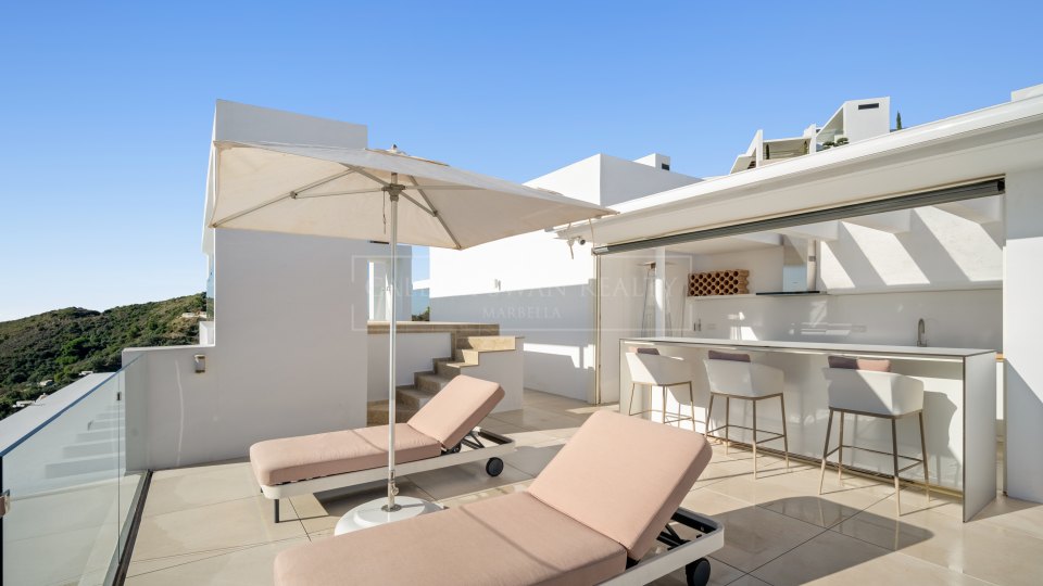 Ojen, Penthouse duplex trois chambres à vendre à Ojén avec vue sur la mer et piscine sur le toit