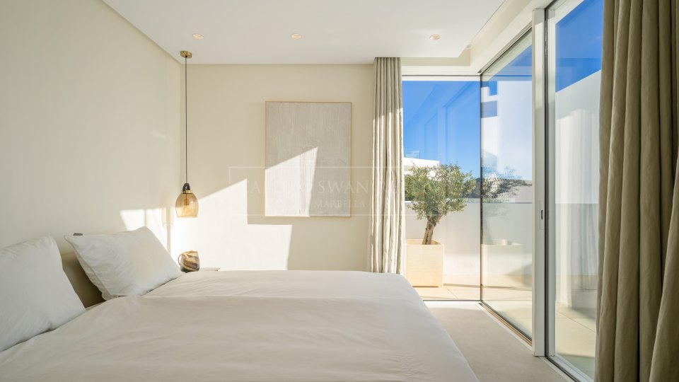 Ojen, Penthouse duplex trois chambres à vendre à Ojén avec vue sur la mer et piscine sur le toit