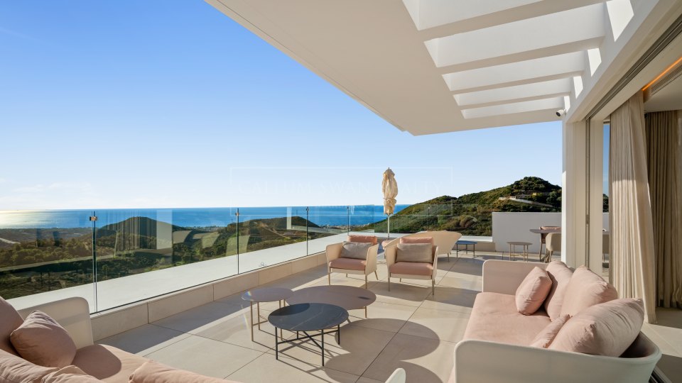 Ojen, Penthouse duplex trois chambres à vendre à Ojén avec vue sur la mer et piscine sur le toit