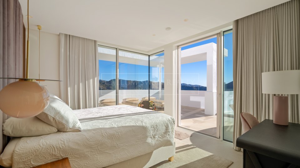 Ojen, Penthouse duplex trois chambres à vendre à Ojén avec vue sur la mer et piscine sur le toit