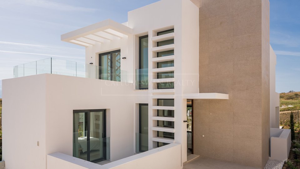 Estepona, Villa de cuatro dormitorios en planos cerca del golf y la playa en Estepona Golf