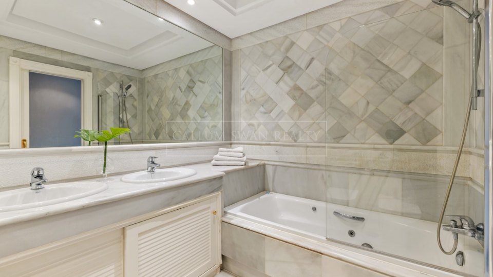 Marbella Golden Mile, Appartement de luxe de deux chambres en bord de mer sur le Golden Mile de Marbella