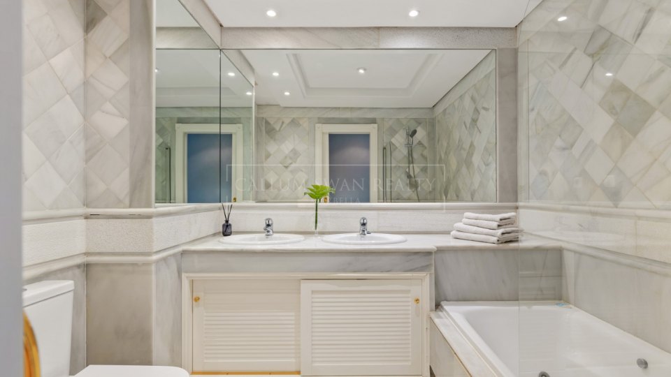 Marbella Golden Mile, Appartement de luxe de deux chambres en bord de mer sur le Golden Mile de Marbella