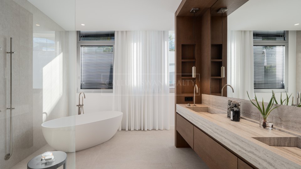 Marbella Golden Mile, Villa mitoyenne moderne sur la Mille d’Or de Marbella avec piscine et solarium sur le toit