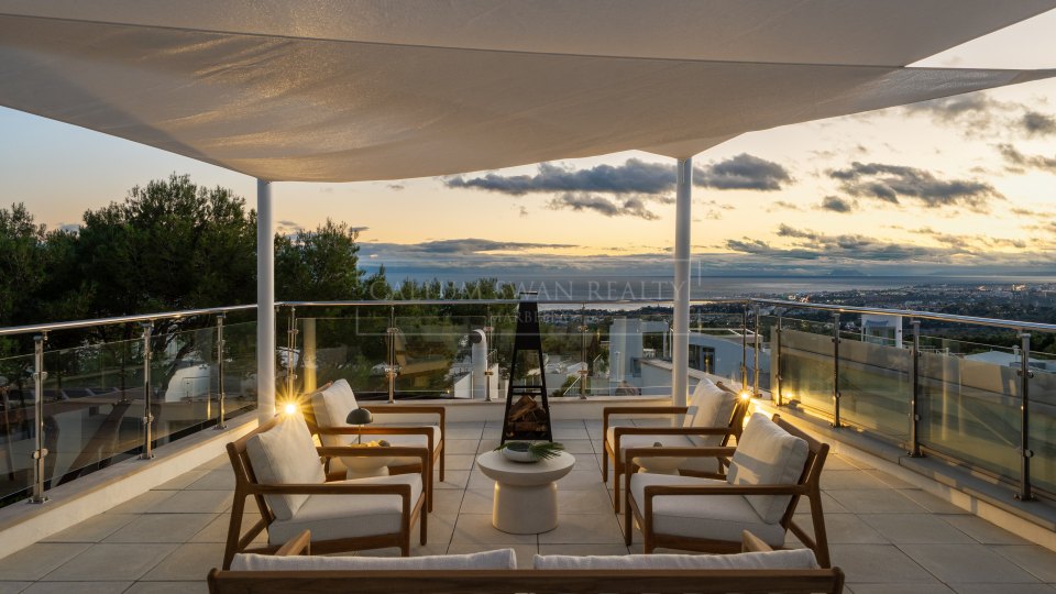 Marbella Golden Mile, Villa mitoyenne moderne sur la Mille d’Or de Marbella avec piscine et solarium sur le toit