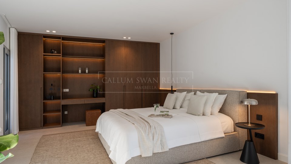 Marbella Golden Mile, Villa mitoyenne moderne sur la Mille d’Or de Marbella avec piscine et solarium sur le toit