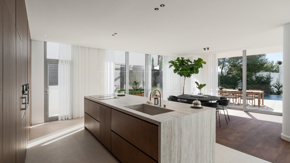 Marbella Golden Mile, Villa mitoyenne moderne sur la Mille d’Or de Marbella avec piscine et solarium sur le toit