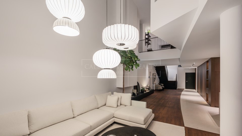 Marbella Golden Mile, Villa mitoyenne moderne sur la Mille d’Or de Marbella avec piscine et solarium sur le toit