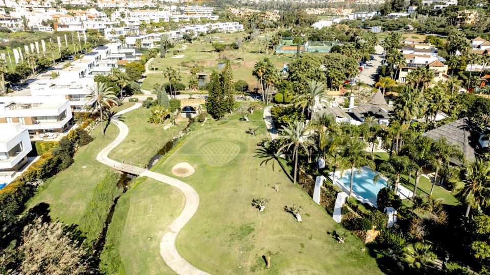 Estepona, Villa Golfside neuve à vendre à El Campanario, Est d'Estepona avec vue sur le golf