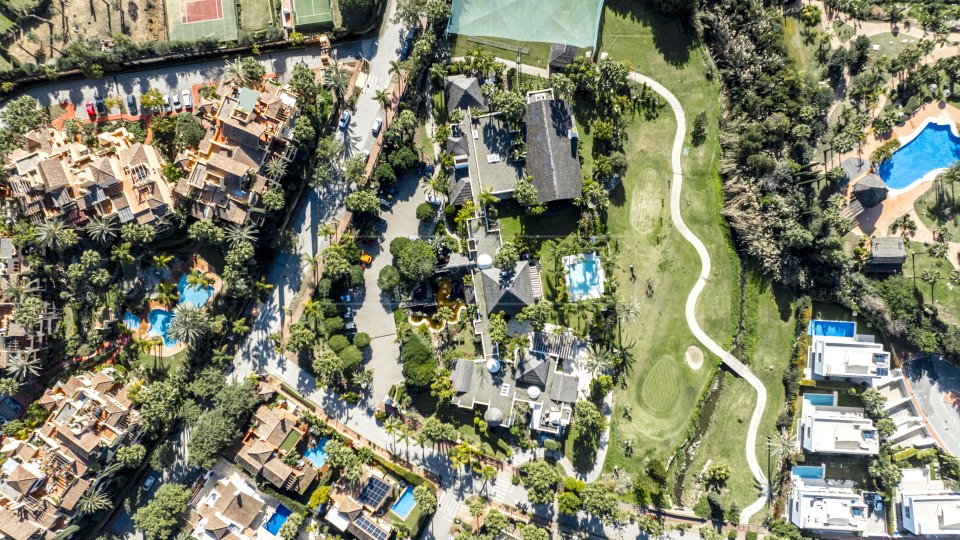 Estepona, Villa Golfside neuve à vendre à El Campanario, Est d'Estepona avec vue sur le golf
