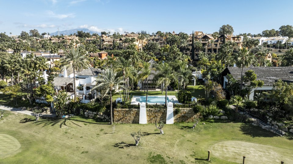 Estepona, Villa Golfside neuve à vendre à El Campanario, Est d'Estepona avec vue sur le golf