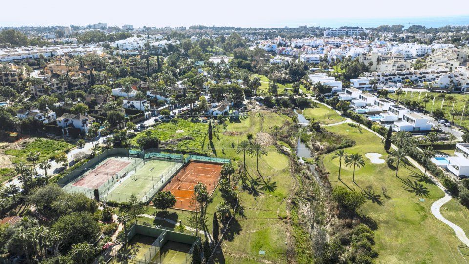 Estepona, Villa Golfside neuve à vendre à El Campanario, Est d'Estepona avec vue sur le golf