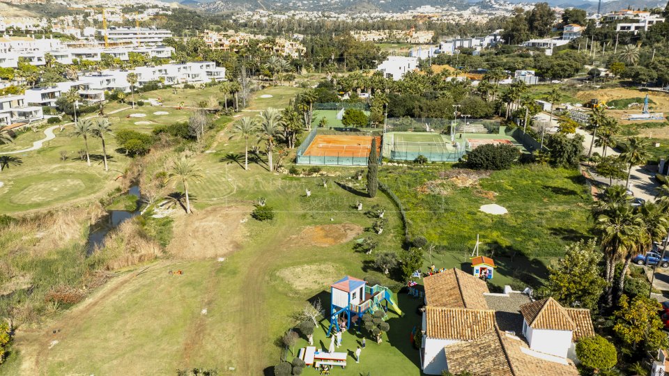 Estepona, Villa Golfside neuve à vendre à El Campanario, Est d'Estepona avec vue sur le golf