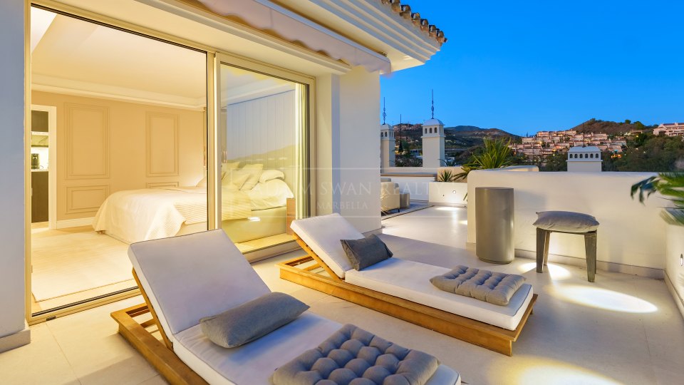 Nueva Andalucia, Duplex Penthouse for Sale in Nueva Andalucía with Sea Views and Private Pool