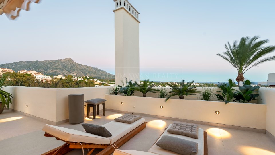 Nueva Andalucia, Duplex Penthouse for Sale in Nueva Andalucía with Sea Views and Private Pool
