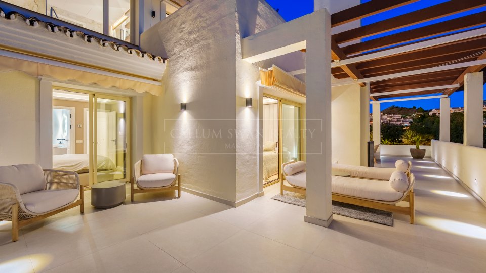 Nueva Andalucia, Duplex Penthouse for Sale in Nueva Andalucía with Sea Views and Private Pool