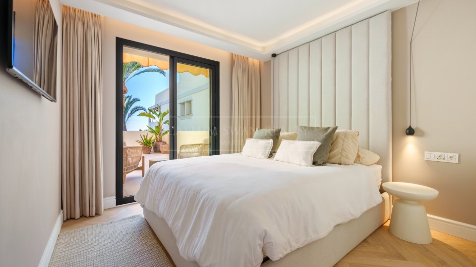 Nueva Andalucia, Duplex Penthouse for Sale in Nueva Andalucía with Sea Views and Private Pool