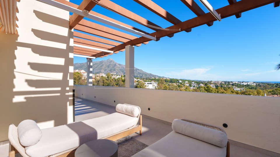 Nueva Andalucia, Duplex Penthouse for Sale in Nueva Andalucía with Sea Views and Private Pool